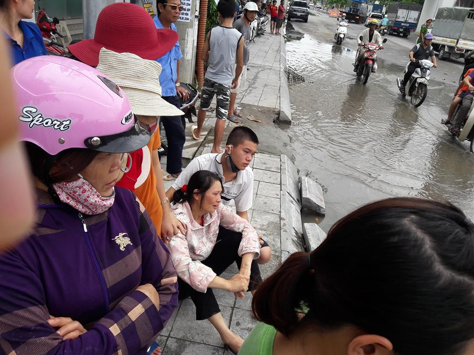 Người thân nạn nhân gào khóc ở hiện trường.