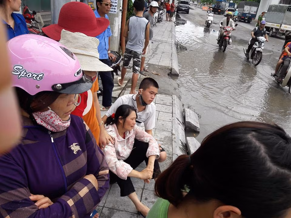 Người thân nạn nhân gào khóc ở hiện trường.