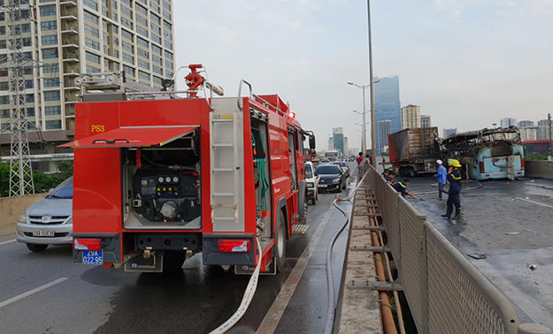 Tiếp nhận tin báo, lực lượng chức năng khẩn trương đến hiện trường để xử lý.