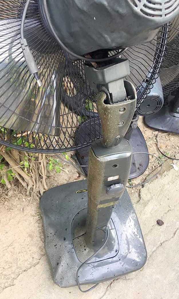 Hình ảnh cây quạt bên trong gia đình nạn nhân bị hơi nóng cửa lửa làm chảy cả nhựa. Nhớ lại những hình ảnh ở hiện trường vụ chém người, nhiều người dân địa phương vẫn ám ảnh.