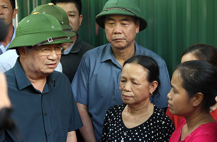 Phó Thủ tướng Trịnh Đình Dũng động viên, chia sẻ với nhân dân.