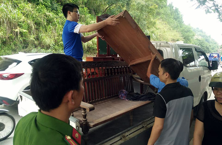 Trước đó, đến khoảng 10h sáng cùng ngày, cơ bản những hộ dân nằm trong vùng nguy hiểm đã di chuyển hết toàn bộ đồ đạc bên trong gia đình của mình đến nơi an toàn.