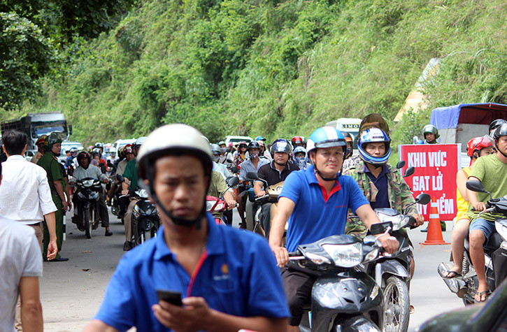 Các lực lượng chức năng tỉnh Hòa Bình làm nhiệm vụ tại khu vực hiện trường để đảm bảo giao thông thông thoáng, an toàn.