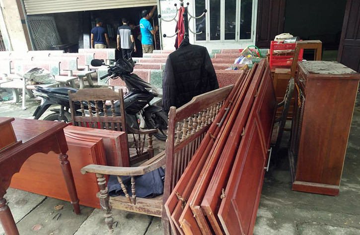 Nhiều vật dụng, đồ đạc của nhân dân nhanh chóng được di chuyển ra khỏi những ngôi nhà có nguy cơ bị sụp đổ.