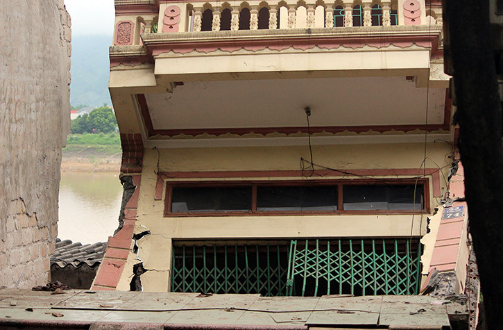 Hình ảnh ngôi nhà số 74 tổ 25-26 phường Đồng Tiến bị sụp đổ hoàn toàn xuống dòng sông Đà vẫn khiến người dân khiếp sợ.