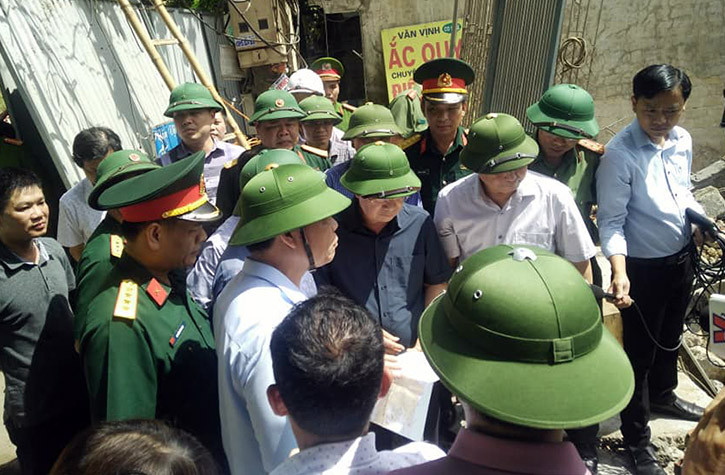 Đánh giá tại hiện trường vụ việc, Phó Thủ tướng Trịnh Đình Dũng nhấn mạnh: "Sự cố sạt lở ven sông Đà ở TP Hòa Bình là rất nghiêm trọng, thiệt hại nặng nề đến tài sản của nhân dân. Thay mặt Thủ tướng tôi xin chia sẻ những mất mát về tài sản, thiệt hại đối với nhân dân. Tôi đánh giá rất cao các đồng chí lãnh đạo của tỉnh Hòa Bình đã chủ động di dân, đảm bảo an toàn tính mạng cho người dân".