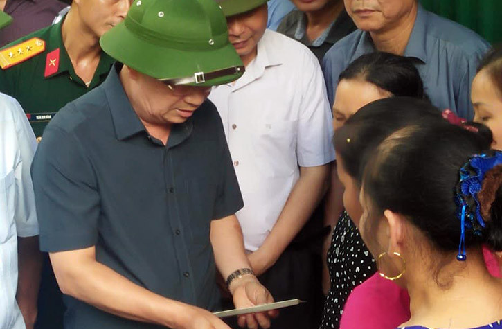 Phó Thủ tướng trao quà động viên tinh thần nhân dân.