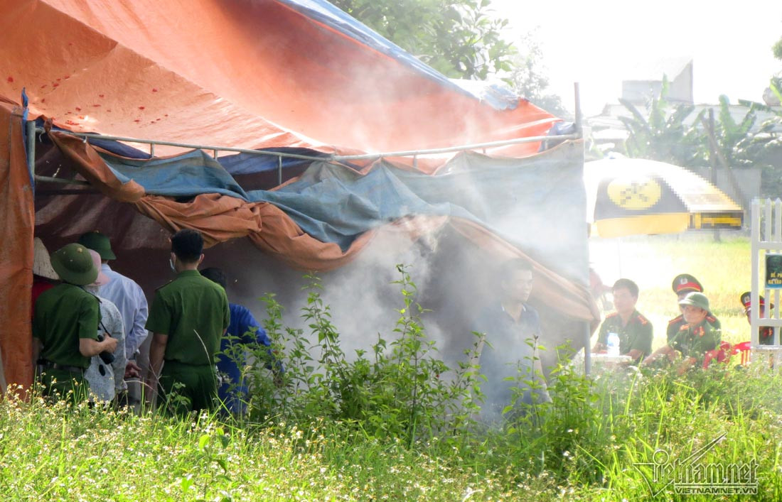 Hình ảnh hiện trường khai quật tử thi trước đó. Nguồn Vietnamnet.