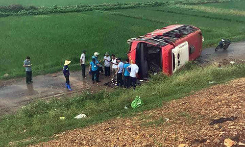 Tai nạn khiến chiếc ô tô khách bay khỏi đường cao tốc Pháp Vân - Cầu Giẽ.