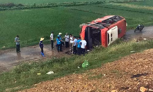 Tai nạn khiến chiếc ô tô khách bay khỏi đường cao tốc Pháp Vân - Cầu Giẽ.