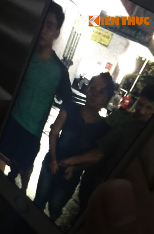 Nghi phạm Hoàng Thị Sen được cơ quan công an áp giải.