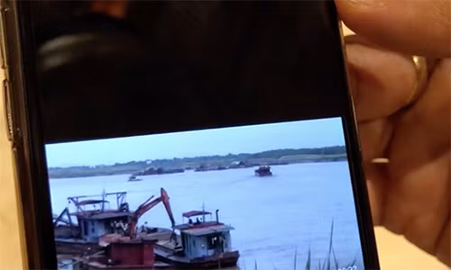 Hình ảnh tàu "cát tặc" hoạt động trên sông Hồng. Ảnh cắt từ clip.