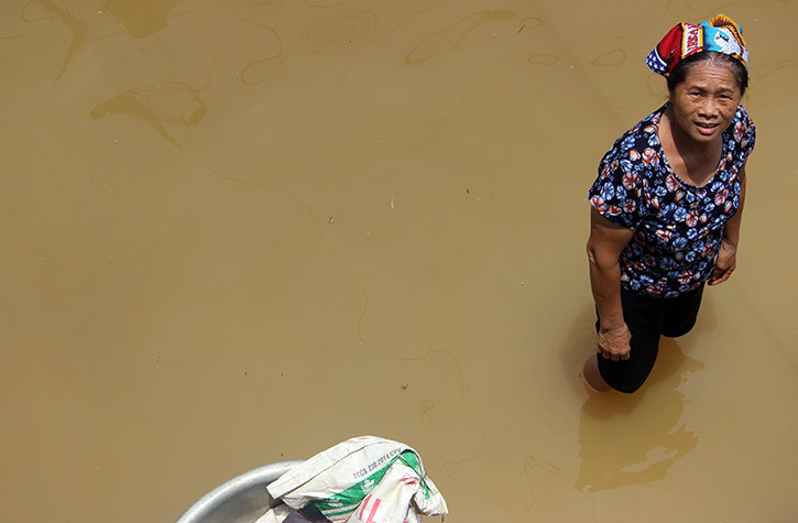 Cuộc sống người dân Hà Nội bị ngập lụt vì thế mà đảo lộn.