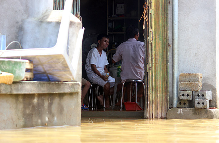 Bữa cơm trong dòng nước lũ ở Hà Nội.