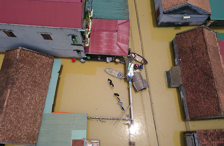 Người dân nơi đây phải dùng thuyền nhỏ để làm phương tiện di chuyển.