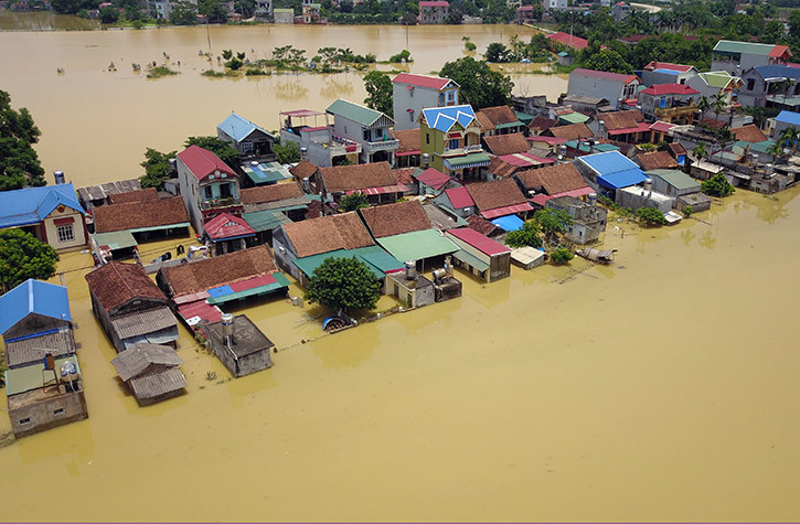 Theo người dân nơi đây, thì đến ngày hôm nay nước mới bắt đầu giảm xuống một chút. Tuy nhiên có chỗ nước lũ vẫn ngập từ 1-2m.
