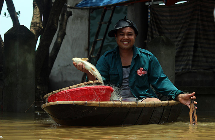 Một số người dân tận dụng thả lưới bắt cá làm thực phẩm.