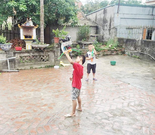 Trước đó, sáng ngày 15/7, hai cháu M. và cháu Phùng T.H đã gặp nhau và cùng chơi với nhau rất vui vẻ.
