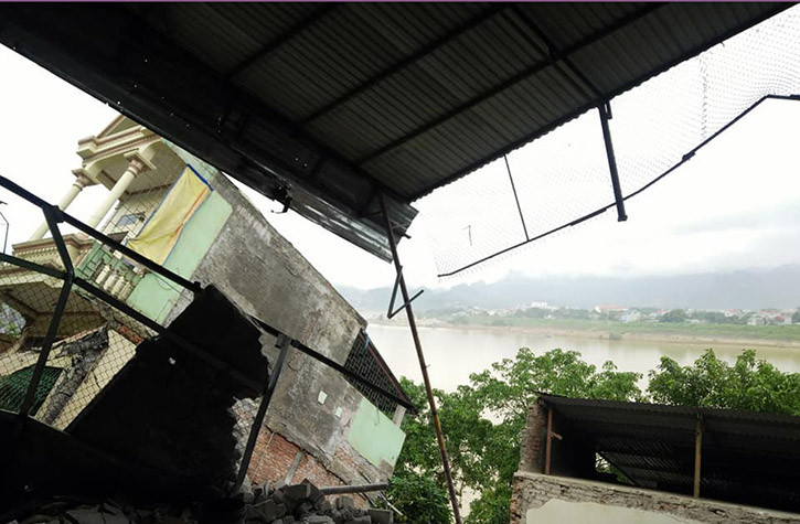 Ghi nhận của PV Kiến Thức hiện trường 7 ngôi nhà đổ xuống sông Đà vào sáng ngày 31/7, hàng chục hộ dân ở tổ 25 và 26 phường Đồng Tiến (TP Hòa Bình, tỉnh Hòa Bình) tiếp tục di chuyển đồ đạc, vật dụng đến nơi an toàn sau sự cố sụt lún, nghiêng nhà.