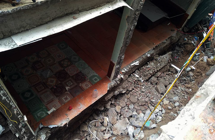 Trao đổi với PV vào sáng nay, ông Nguyễn Tiến Mạnh - Chủ tịch UBND phường Đồng Tiến cho biết: "Hiện tại chúng tôi đã di dời 35 hộ dân đến nơi an toàn. Trong sáng nay, các cơ quan chức năng của tỉnh đang đi dọc phía sông Đà để kiểm tra hiện trường".