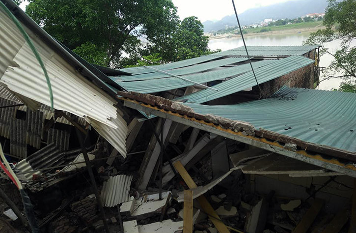 Những ngôi nhà sụt lún, nghiêng nằm cách mép sông Đà hơn 10 mét.