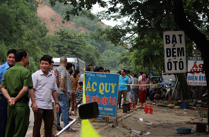 Lực lượng chức năng phong tỏa hiện trường nhà sụp xuống sông Đà để đảm bảo an toàn cho người dân.