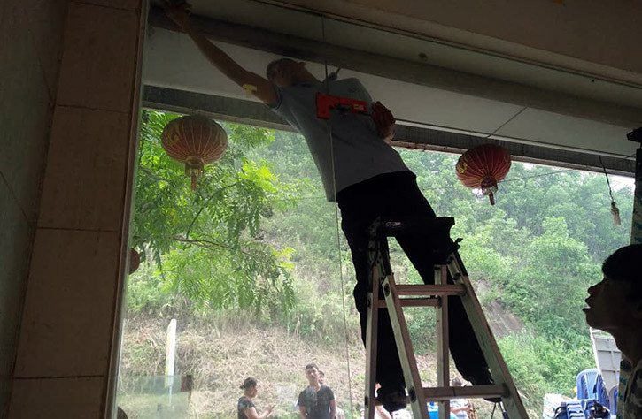 Nhiều gia đình khác cũng nhanh chóng di dời tài sản đến nơi an toàn trong sáng nay.