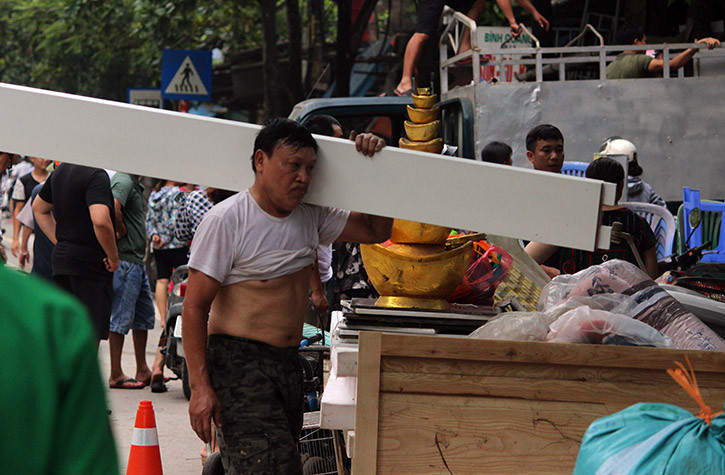 Gương mặt ai nấy đều thấp thỏm lo âu sau khi chứng kiến cảnh nhà sụt lún xuống sông Đà.