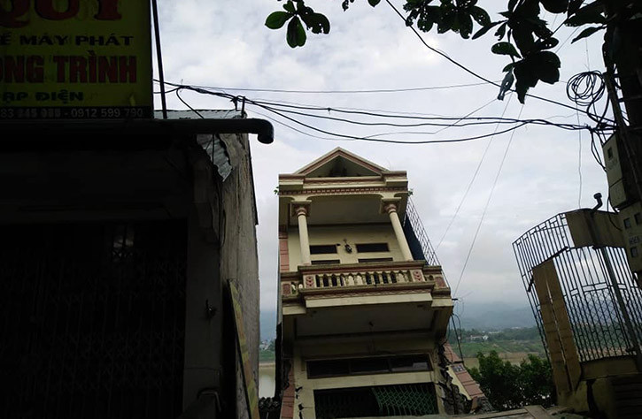 Trước đó, vào tối ngày 30/7, ít nhất 6 ngôi nhà bị trượt lở, nghiêng hẳn ra phía dòng sông Đà. Đến rạng sáng nay, nhiều ngôi nhà, công trình phụ, đất đai hoa màu của nhiều hộ dân khác tiếp tục bị nghiêng, lở chìm xuống sông Đà.