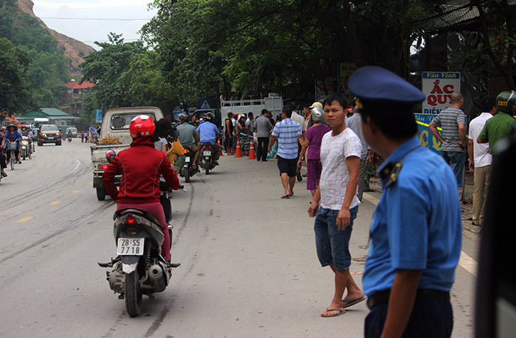 Các lực lượng chức năng phân luồng giao thông, đảm bảo đoạn đường không bị ùn tắc.