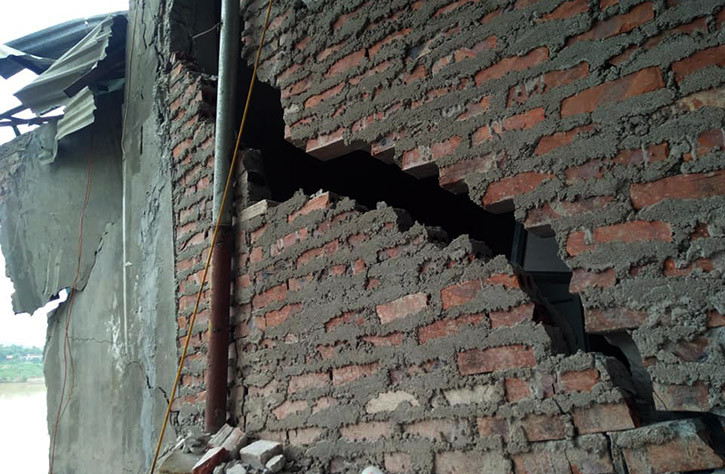 Tường của một ngôi nhà khác bị nứt toạc từ móng lên mái.