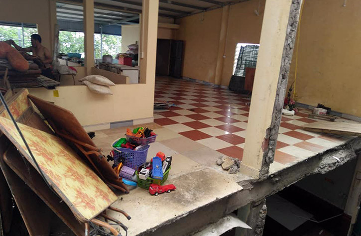 Ngôi nhà của hộ bà Ngà bị đứt gãy ra làm đôi từ phần móng lên tầng trên. Hiện phần phía ngoài sông đang có dấu hiệu trượt lở người dân khẩn trương thu dọn đồ đạc đến nơi an toàn.