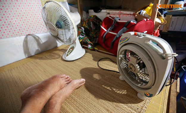 Cả hai chiếc quạt nhỏ đã cũ và hỏng đều được ông Hùng bật lên, nhưng không thể làm dịu đi sức nóng ngột ngạt bên trong căn phòng dưới thời tiết trên 40 độ C.