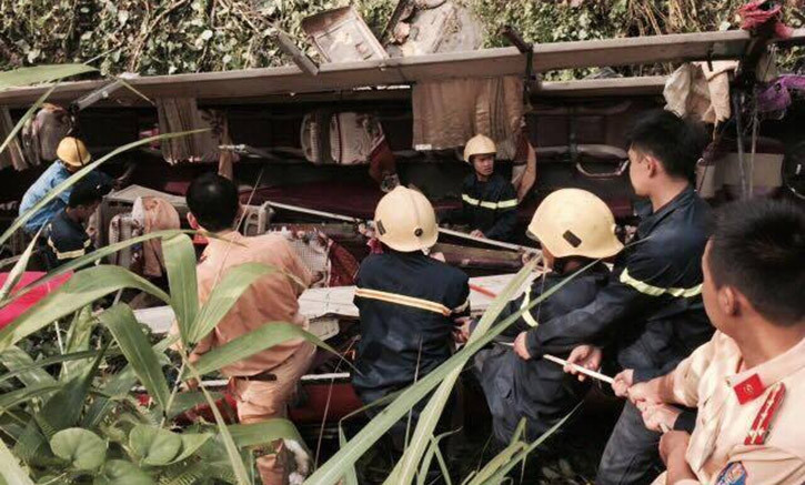 Lực lượng chức năng vô cùng vất vả kéo chiếc xe khách gặp nạn lên khỏi vực sâu 30 mét.