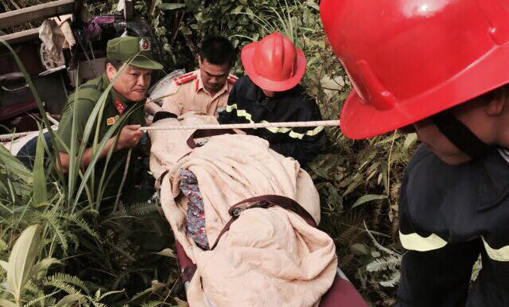 Nạn nhân vụ tai nạn gặp nạn nhanh chóng được lực lượng chức năng đưa ra khỏi hiện trường.