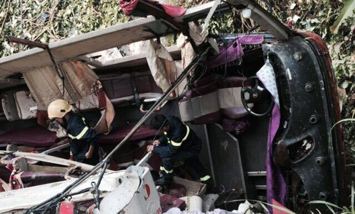 Chiếc xe khách hầu như hư hỏng toàn bộ.