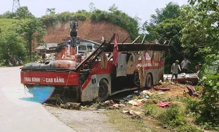 Cận cảnh chiếc xe khách gặp nạn.