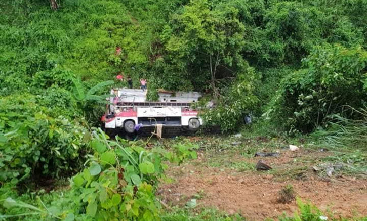 Hien truong am anh vu xe khach lao xuong vuc o Cao Bang