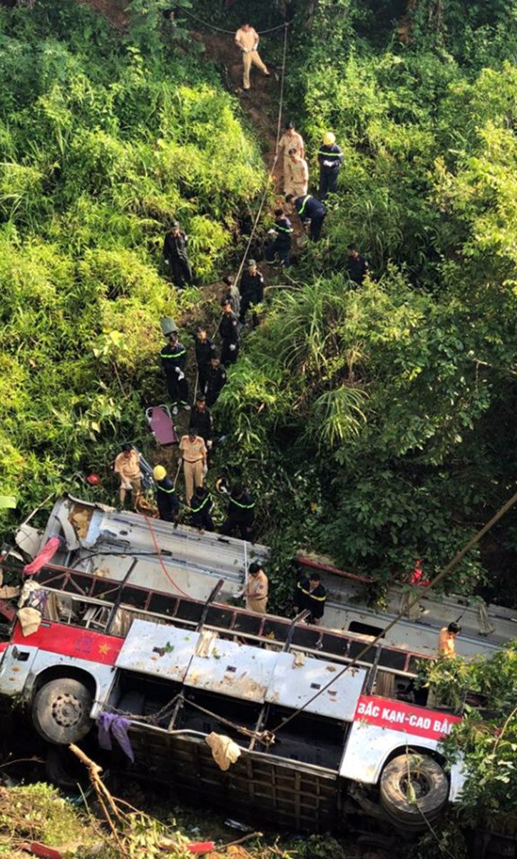 Các lực lượng chức năng gồm cảnh sát giao thông, cảnh sát cơ động, cảnh sát PCCC..., cùng máy móc phương tiện, khẩn trương cẩu chiếc xe khách gặp nạn ra khỏi hiện trường để tìm kiếm nạn nhân.