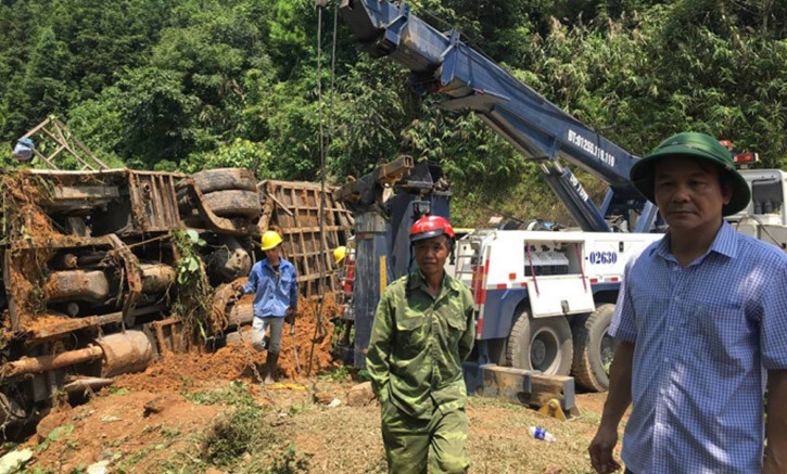 Vụ tai nạn xe khách rơi xuống vực khiến 4 người tử vong và hàng chục người khác bị thương. Ngay khi tiếp nhận thông tin, lãnh đạo UBND tỉnh Cao Bằng khẩn trương đến hiện trường vụ tai nạn chỉ đạo xử lý vụ việc. Trong ảnh là ông Nguyễn Trung Thảo - Phó Chủ tịch UBND tỉnh Cao Bằng (tay phải) đã trực tiếp xuống hiện trường.