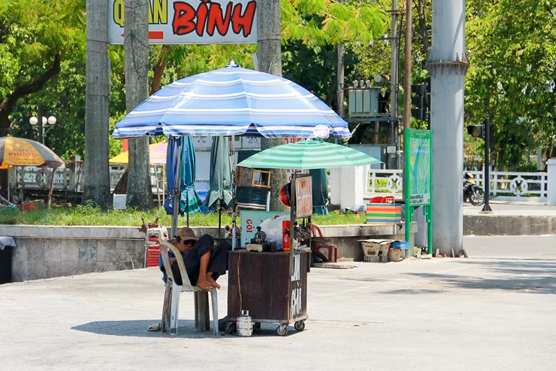 Giấc nghỉ trưa dưới những bóng râm. Ảnh: NGUYỄN DO