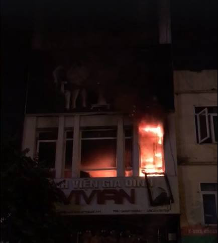 Ha Noi: Chay anh vien gia dinh o Xa Dan giua troi mua lon