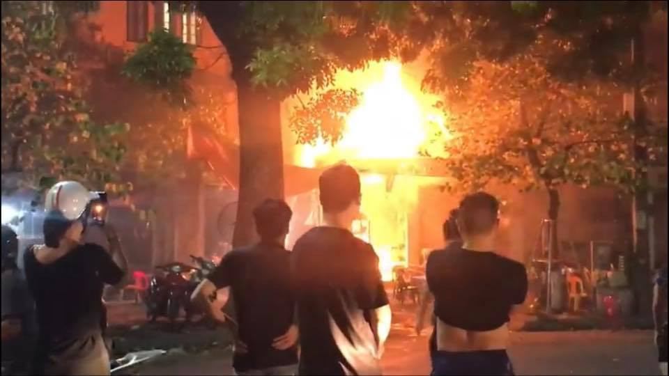 Ha Noi: Quan bia boc chay du doi, khach chay tan loan