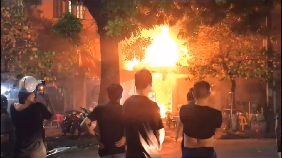 Ha Noi: Quan bia boc chay du doi, khach chay tan loan