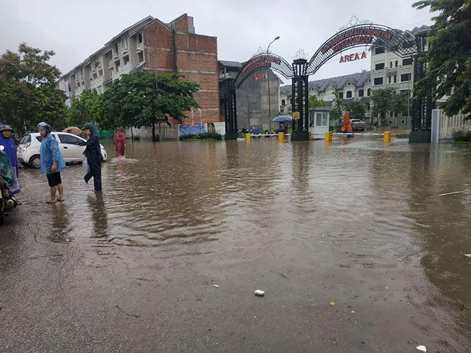 Khu A của khu đô thị mới Lê Trọng Tấn – Geleximco với những dãy nhà phố liền kề và biệt thự có giá trị triệu đô nhưng ngập sâu sau trận mưa đêm 20 và rạng sáng ngày 21/7. (Ảnh. Tuấn Nguyễn)