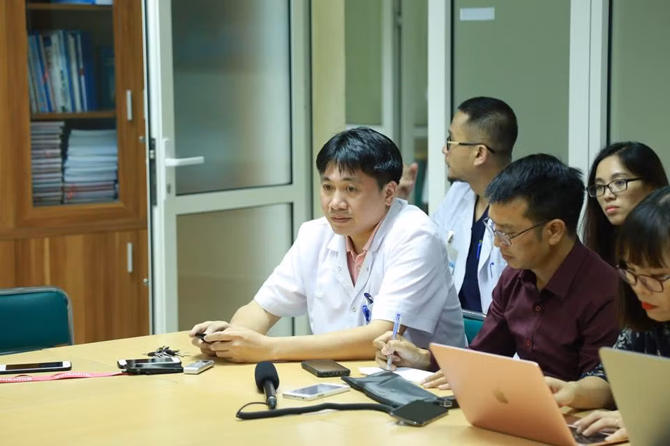 TS Lê Việt Khánh - Phó trưởng khoa Cấp cứu Tiêu hóa của Bệnh viện Hữu nghị Việt Đức (Hà Nội) thông tin về sự việc với báo chí.