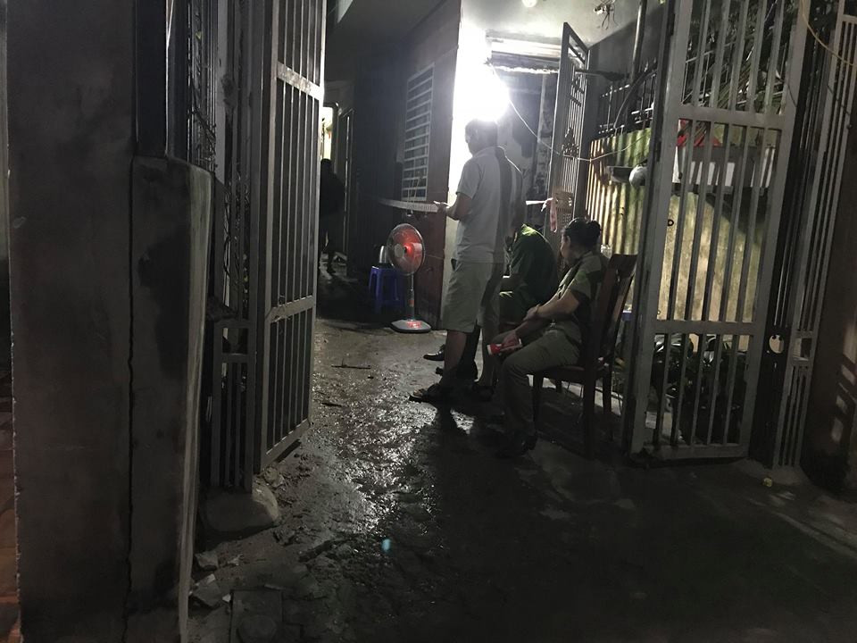 Lực lượng chức năng bảo vệ hiện trường ngôi nhà xảy ra vụ việc.