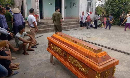 Gia đình nạn nhân đang chuẩn bị lo hậu sự cho nạn nhân.