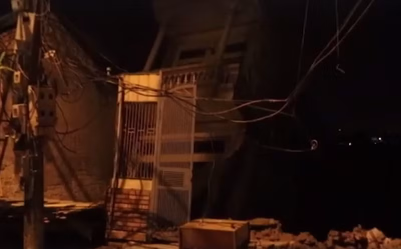 Hoa Binh: Kinh hoang 7 ngoi nha bi do xuong song Da-Hinh-2