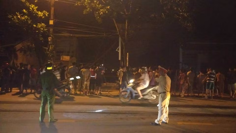 Hoa Binh: Kinh hoang 7 ngoi nha bi do xuong song Da-Hinh-3